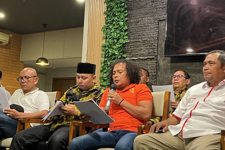 Perwakilan Koalisi anti-korupsi dan anti-kriminalisasi Deolipa Yumara dalam konferensi pers, di kawasan Tebet, Jakarta Selatan, Minggu (2/4/2023).