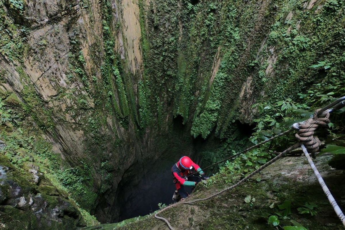 Gua Hatusaka di Taman Nasional Manusela menjadi gua terdalam di Indonesia.