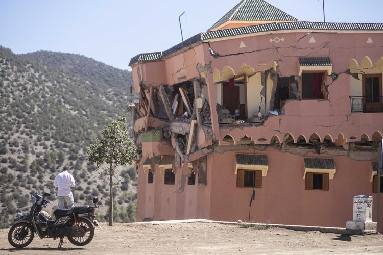 Bangunan hotel yang rusak akibat gempa Maroko di desa Moulay Brahim, luar Marrakesh, Sabtu (9/9/2023).