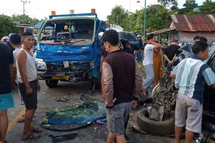 Warga memadati lokasi kecelakaan antara truk tangki BBM dengan mobil yang ditumpangi rombongan dosen Universitas Halu Oleo di jalan poros Kendari-Konawe, Desa Anggalomoare, Kabupaten Konawe, Sulawesi Tenggara, Selasa (3/5/2022).