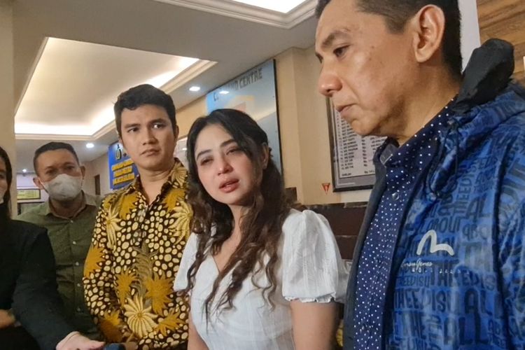 Penyanyi dangdut Dewi Perssik menegaskan dirinya akan tetap melanjutkan proses hukum terkait kasus dugaan pencemaran nama baiknya.