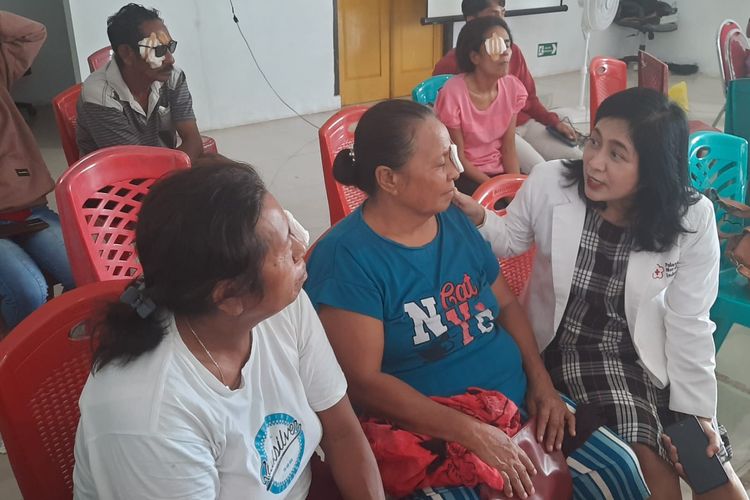 Suasana pemeriksaan mata dan operasi katarak gratis di Pulau Moa, Kabupaten Maluku Barat Daya, Provinsi Maluku yang digelar oleh Palang Merah Indonesia (PMI) bekerja sama dengan International Federation of Red Cross and Red Crescent (IFRC).