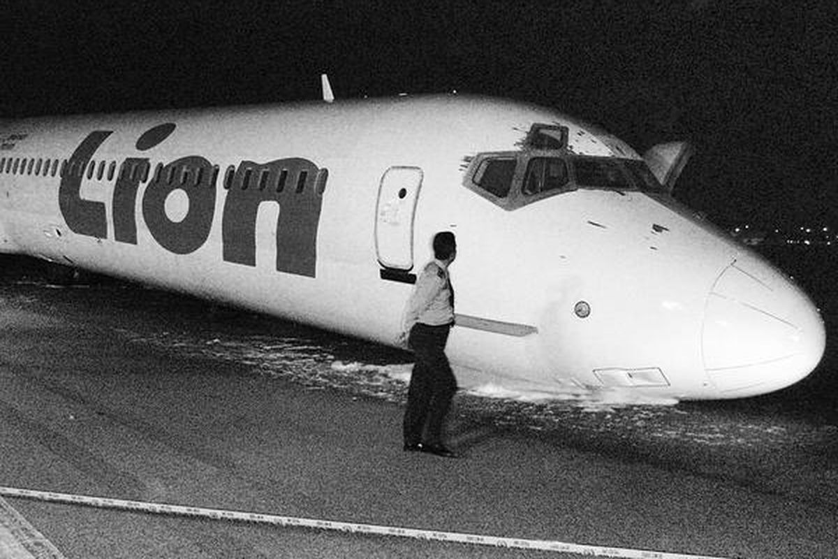 DULU DI BATAM - Pesawat Lion jenis MD 90 dengan nomor penerbangan JT 972 dari Medan tujuan Batam mendarat darurat di Bandara Internasional Hang Nadim, Batam, Senin (23/2) pukul 19.15. Roda depan pesawat tidak bisa dikeluarkan saat akan mendarat. Semua penumpang dan awak kabin selamat. 