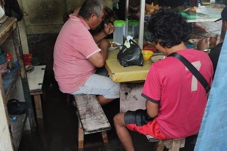 Sebuah warteg di Pademangan, Ancol, Jakarta Utara, tetap buka meskipun terendam banjir rob, Senin (6/12/2021)