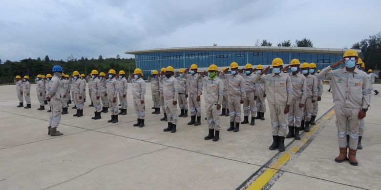 Nampak para pekerja dari PT Indonesia Weda Bay Industrial Park (IWIP) sedang berbaris sebelum memulai pekerjaannya di Kawasan Industri Teluk Weda Bay, di Halmahera Tengah, Maluku Utara, 