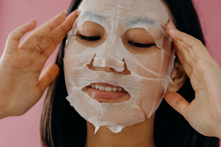 Kapan waktu terbaik memakai masker wajah akan menentukan efektivitasnya terhadap kulit kita.
