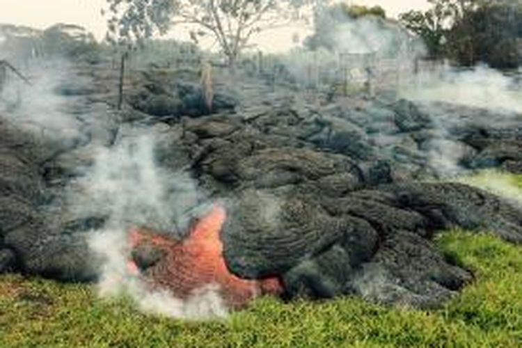 Aliran lambat lava yang mengancam pemukiman di Hawai, Amerika Serikat. Gambar diambil pada 26 Oktober 2014.