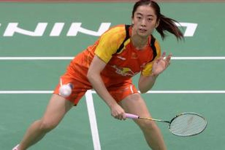 Pebulu tangkis Tiongkok, Wang Shixian, mengembalikan kok ke arah pemain Jepang, Sayaka Takahashi, pada partai kedua final Piala Uber di Siri Fort Indoor Stadium, New Delhi, India, Sabtu (24/5/2014). Wang menang 21-16, 21-12.