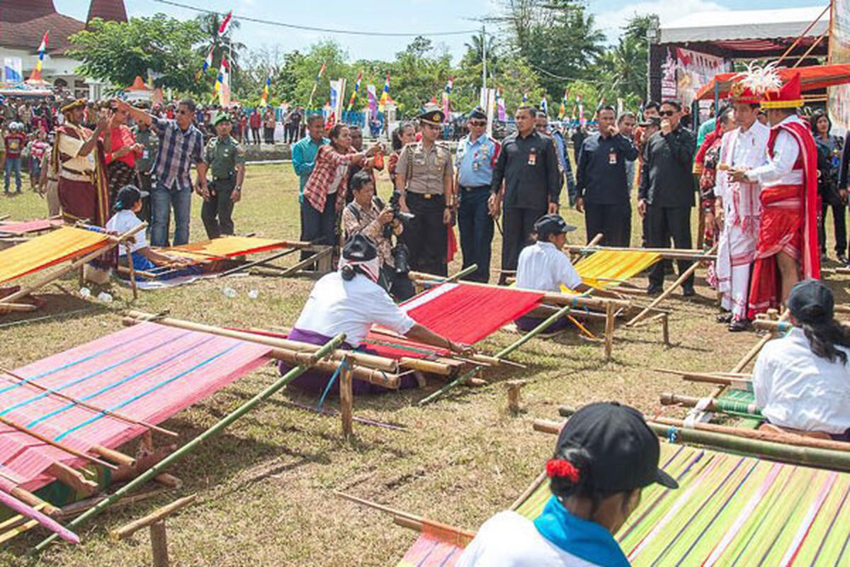 Presiden Joko Widodo menghadiri Parade 1001 Kuda Sandelwood dan Festival Tenun Ikat Sumba 2017 di Tambolaka, Sumba Barat Daya, Nusa Tenggara Timur, Rabu (12/7/2017). NTT juga akan menggelar perhelatan internasional bertajuk Tour de Flores pada 14-20 Juli 2017. Turut mendampingi Presiden dan Ibu Negara Iriana Joko Widodo antara lain Menteri Sekretaris Negara Pratikno, Gubernur Nusa Tenggara Timur Frans Lebu Raya dan Bupati Sumba Barat Daya Markus Dairo Talu.