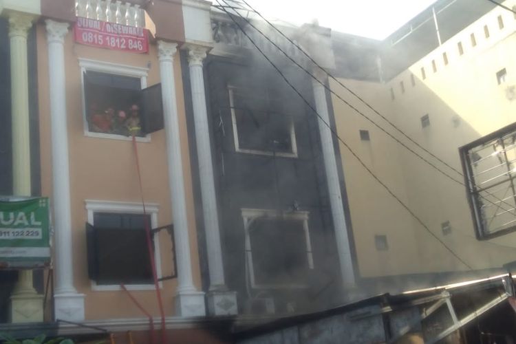 Ruko tiga lantai terbakar diduga akibat korsleting listrik di Jalan Margonda Raya, Beji, Depok, Minggu (14/8/2022).