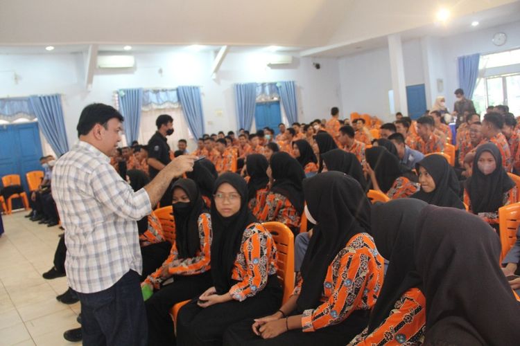 Staf Khusus Menkumham RI, Fajar BS Lase saat memberikan penjelasan tentang hak kekayaan intelektual kepada siswa disalah satu sekolah di Kota Pekanbaru, Riau, Kamis (25/8/2022).