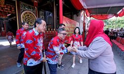 Klenteng Tay Kak Sie Bagikan 5.000 Paket Sembako, Mbak Ita Apresiasi 