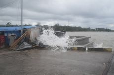 Warung di Pelabuhan Jembatan Batu Baubau Hancur Diterjang Ombak