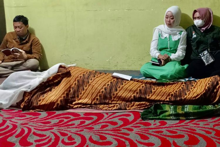 Mumuh Muchroni (58), seorang anggota KPPS asal Kampung Babakan Cianjur, RT 04 RW 10, Desa Gadobangkong, Kecamatan Ngamprah, Kabupaten Bandung Barat (KBB), Jawa Barat meninggal dunia, Minggu (18/2/2024).