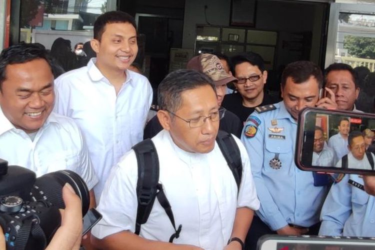Terpidana kasus korupsi Anas Urbaningrum usai menerima surat bebas murni di Bapas Bandung, Kota Bandung, Jawa Barat, Senin (10/7/2023).
