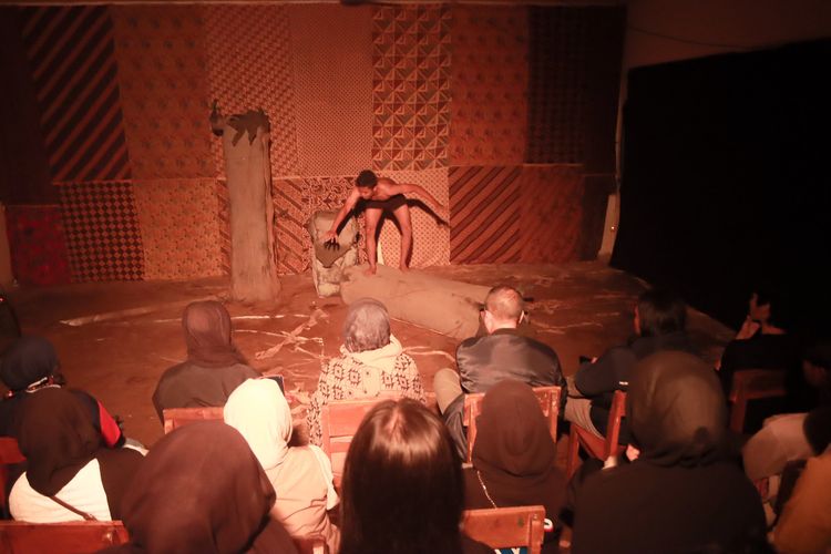 Teater Awal SMAN 6 Garut Bawa Monolog Wareng Yaksa, Merawat Ingatan Leluhur, Menjaga Hutan Sancang