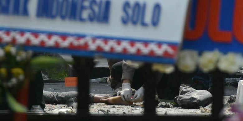 Petugas melakukan olah tempat kejadian perkara seusai serangan bom bunuh diri di Mapolresta Solo, Jalan Adisucipto, Solo, Jawa Tengah,  Selasa (5/7/2016). Satu orang pelaku pengeboman tewas dan satu orang petugas kepolisian mengalami luka-luka dalam peristiwa tersebut. 