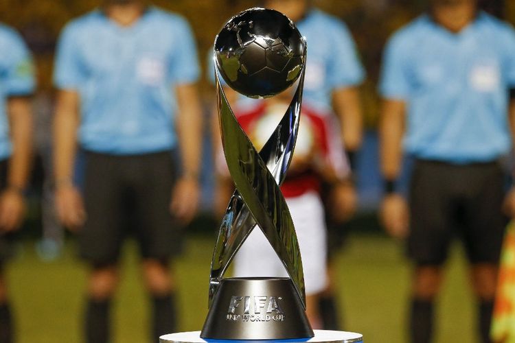 Ilustrasi trofi Piala Dunia U17. FIFA pada Jumat (23/6/2023) malam WIB resmi menunjuk Indonesia sebagai tuan rumah Piala Dunia U17 2023 menggantikan Peru. Artikel ini berisi daftar peserta dan jadwal Piala Dunia U17 2023.