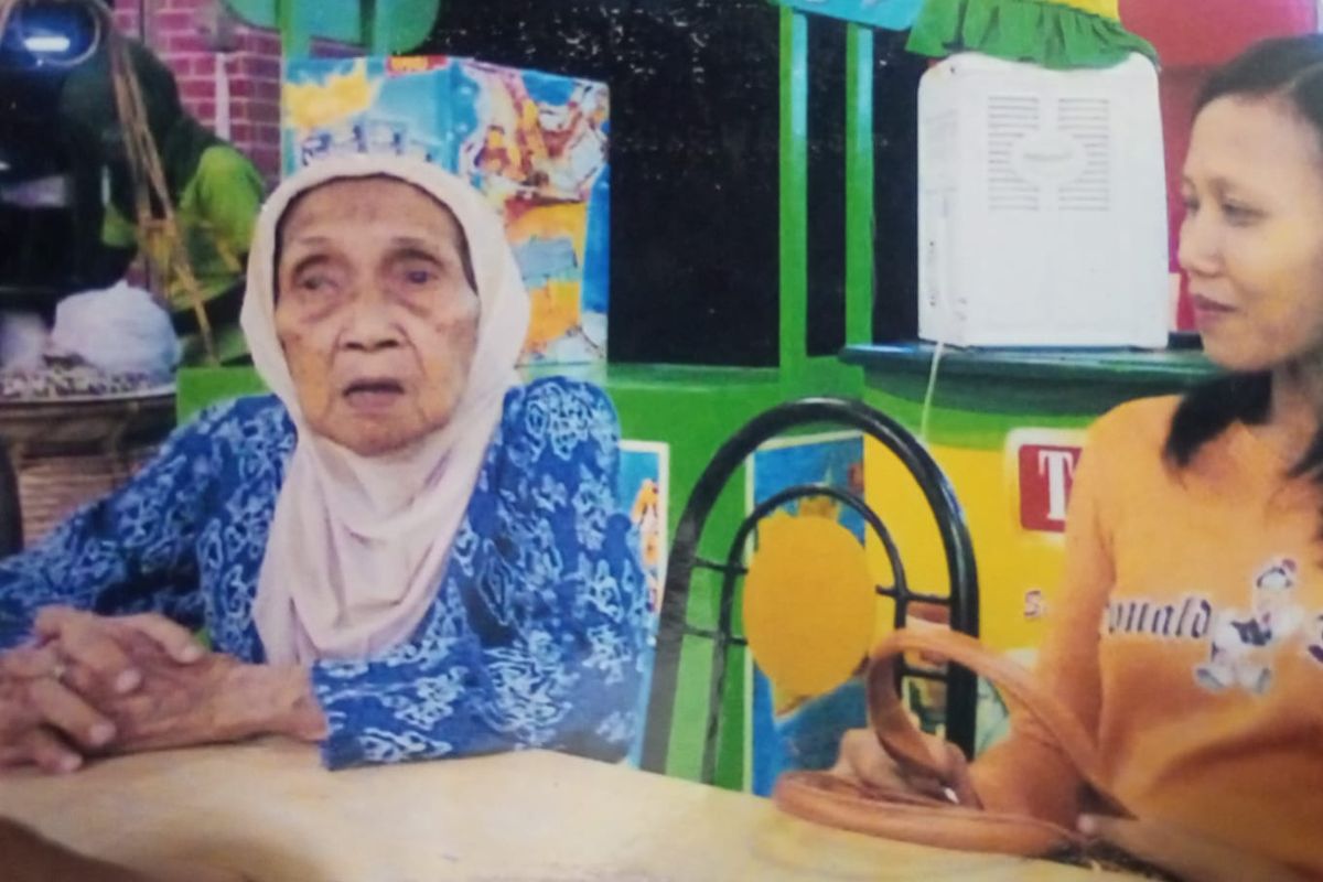 Eyang putri saat bersama perawat (caregiver). Alzheimer membuat Sutarti, eyang putri yang necis, melupakan kepribadiannya yang rapi serta tak mengenali keluarga dan kerabatnya.