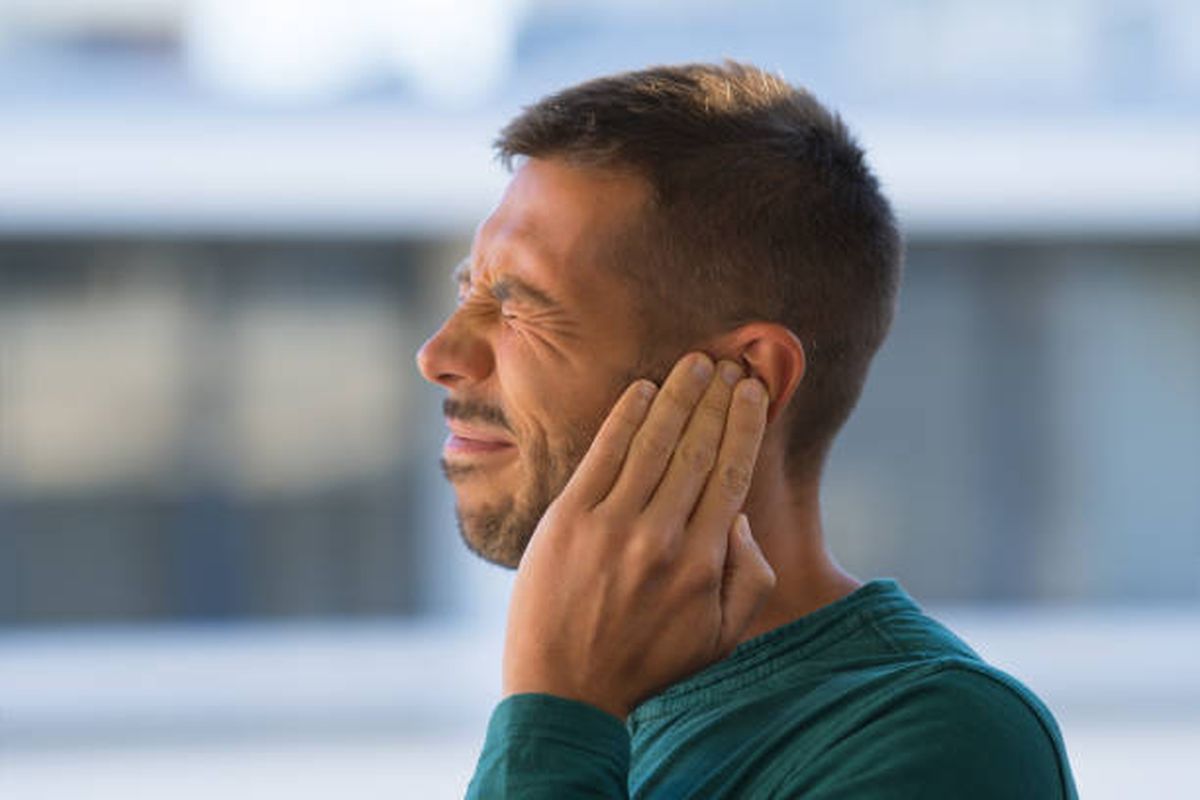 Gejala tinnitus atau telinga berdenging.