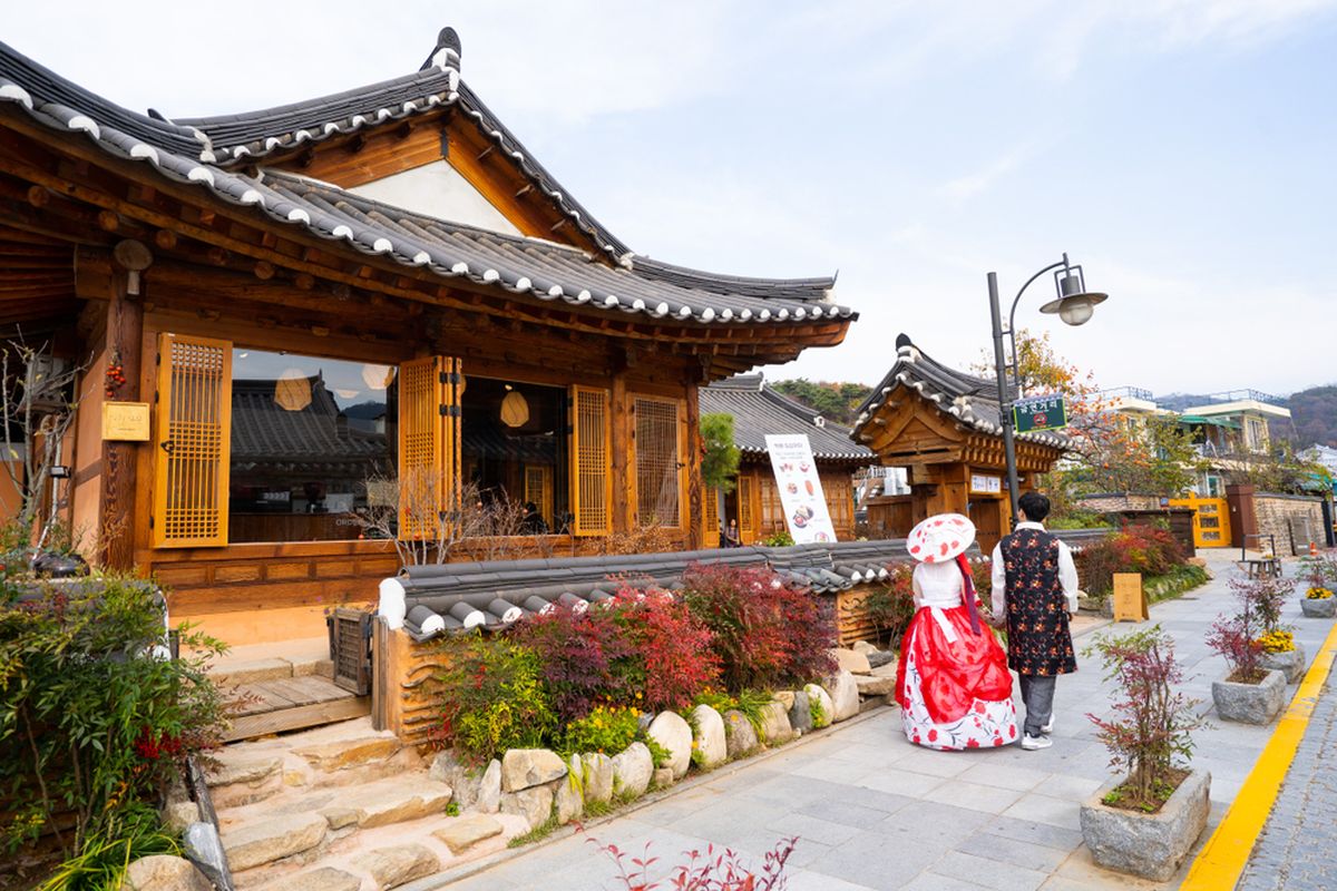 Pemandangan indah nan klasik kala turis berjalan di Jeonju Hanok Village, Korea Selatan.