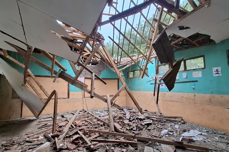 Lapuk, Atap Kelas SDN Ciganas Sukabumi Ambruk, Ujian Siswa Terganggu