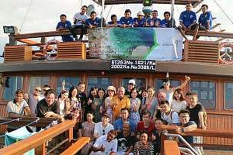 Peserta famtrip ke Labuan Bajo, Nusa Tenggara Timur, yang terdiri dari para jurnalis China berfoto bersama dengan Asdep Pengembangan Pasar Asia Pasifik, Vinsensius Jemadu (tengah mengenakan kaus kuning) dan awak kapal pinisi Sea Safari VII, Sabtu (11/6/2016).