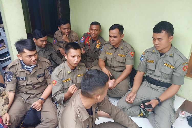 8 anggota Satpol PP Kota Bandung yang mengalami luka-luka pada saat bentrok dalam proses pengamanan aset milik Pemkot Bandung di RW 11, Kelurahan Tamansari, Kota Bandung, 12 Desember 2019 lalu.