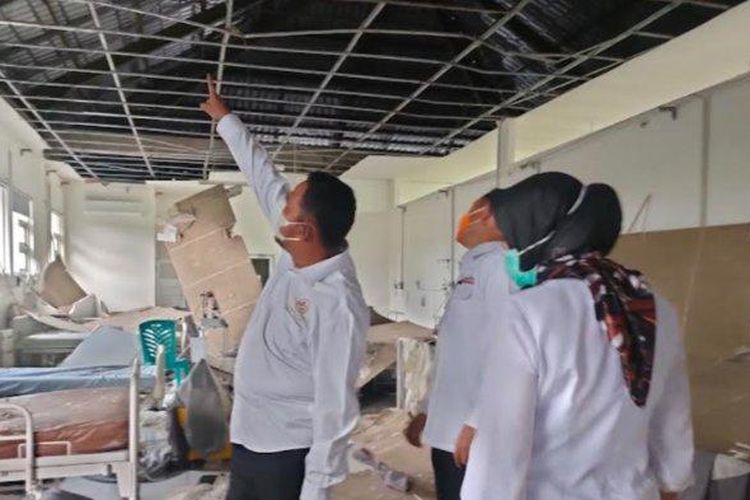 Bupati Sumenep Achmad Fauzi tinjau langsung plafon RSUD dr H Moh Anwar yang ambruk akibat hujan deras disertai angin kencang, Rabu (9/2/2022). 
