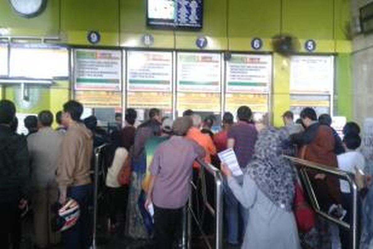 Loket pembelian tiket di Stasiun Gambir, Jakarta. Minggu (20/4/2014).