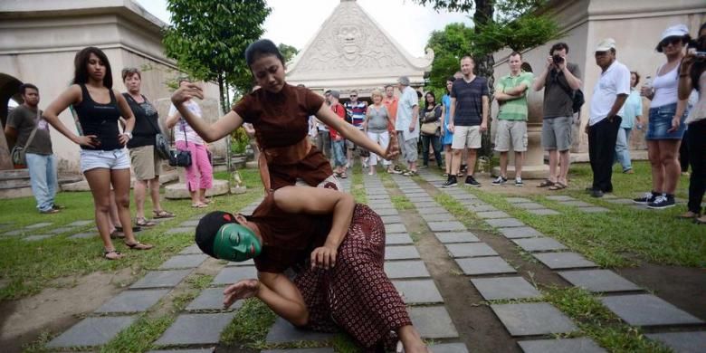 Kelompok Acapella Mataraman menghibur rombongan wisatawan asing asal Belgia di obyek wisata Istana Air Taman Sari, Yogyakarta, Selasa (2/4/2013). Bekas tempat pemandian Raja Keraton Yogyakarta yang dibangun pada masa pemerintahan Sultan Hamengku Buwono I tersebut merupakan salah satu aset utama industri pariwisata Yogyakarta.

