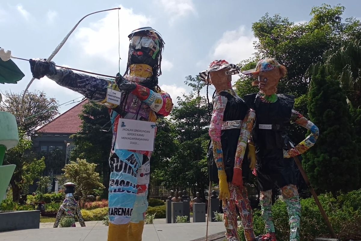 Ratusan patung berbahan dasar sampah plastik berjejer rapi di sepanjang depan Balai Kota Among Tani atau Kantor Wali Kota Batu di pedestrian Jalan Panglima Sudirman, Kota Batu, Jawa Timur pada Kamis (21/7/2022).