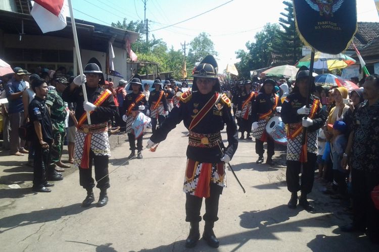 Prajurit Yogyakarta yang ikut mengarak sajen sedekah laut di Kendal. 