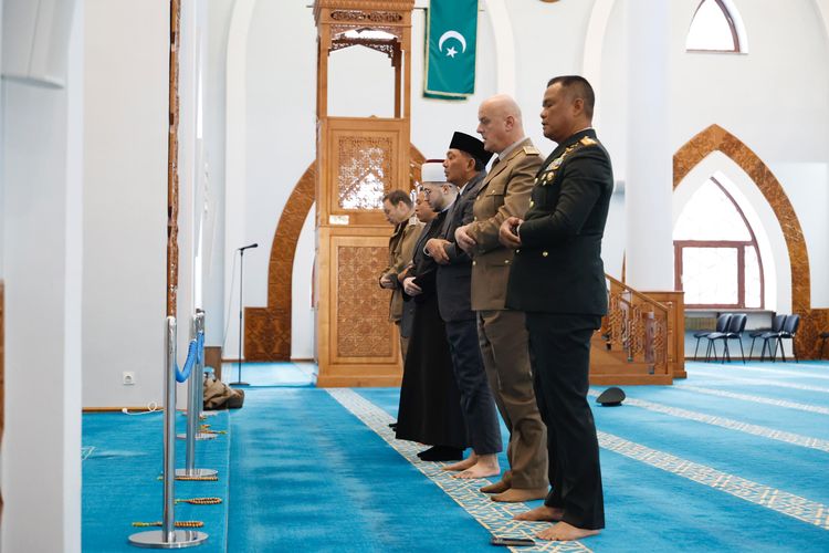 Menteri Pertahanan RI Sjafrie Sjamsoeddin dan Wakil Panglima TNI Jenderal Tandyo Budi Revita salat berjamaah di Masjid Soeharto, Sarajevo, Bosnia dan Herzegovina, Minggu (11/1/2026).