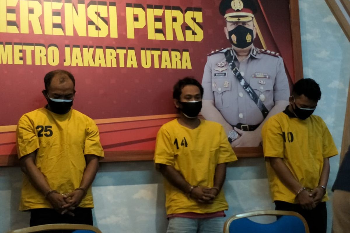 Tiga orang tersangka kasus perampokan dengan kekerasan yang terjadi di Pantai Indah Kapuk (PIK), Penjaringan Jakarta Utara di Polres Metro Jakarta Utara, Kamis (30/92021).