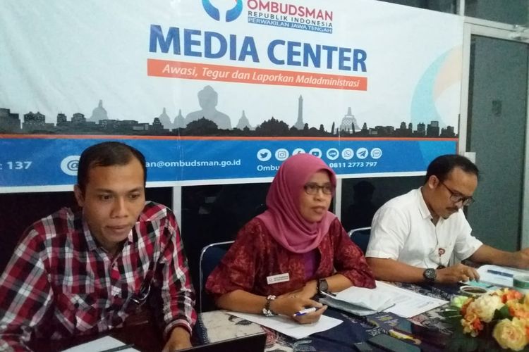 Kepala Perwakilan Kantor Ombudsman Jateng, Siti Farida (tengah) dan Kepala Asisten Pemeriksaan Ombudsman Jateng Sabaruddin Hulu di Kantor Ombudsman Jateng, Jumat (4/10/2019)