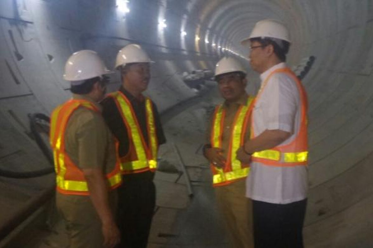 Plt Gubernur DKI Jakarta bersama Ketua DPRD DKIBPrasetio Edi Marsudi dan Wakil Ketua DPRD DKI Triwisaksana meninjau perkembangan MRT, Selasa (14/3/2017). 