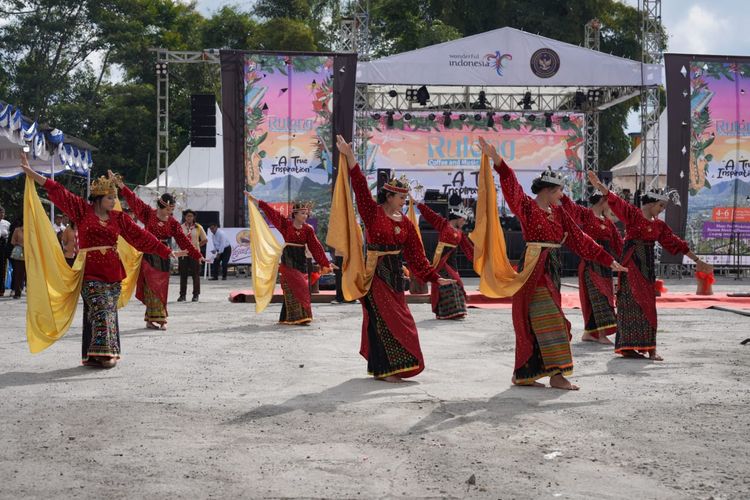 Foto : Tarian adat Manggarai ditampilkan dalam Festival Kopi Manggarai, di Ruteng pada Sabtu (5/7/2033).