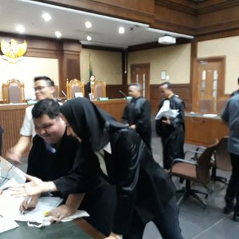 Bupati nonaktif Kutai Kartanegara Rita Widyasari di Pengadilan Tipikor Jakarta, Rabu (21/2/2018).
