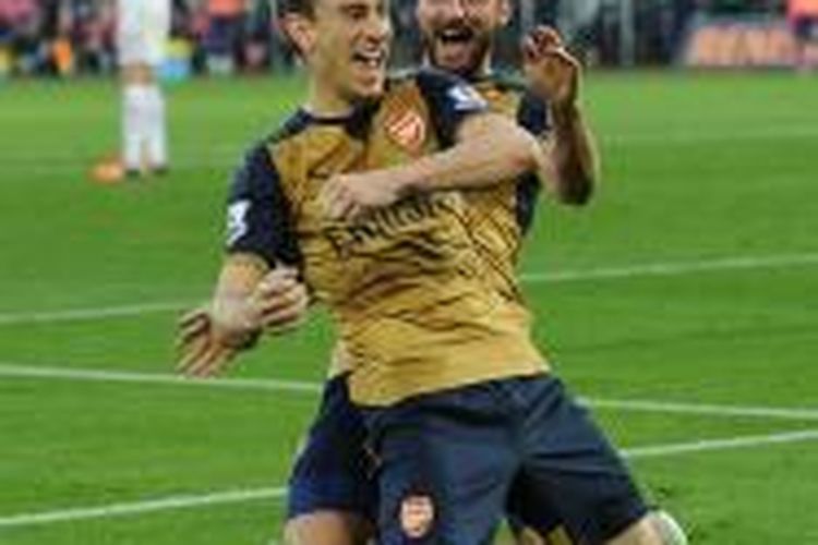 Duo Perancis di Arsenal, Olivier Giroud dan Laurent Koscielny, mencetak gol ke gawang Swansea City di Stadion Liberty, Sabtu (31/10/2015).