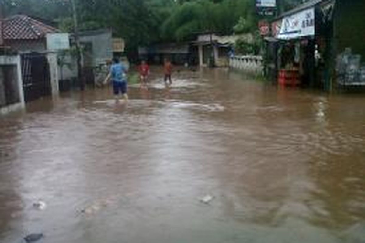 Banjir di Jalan H Ipin, Pondok Labu, Jakarta Selatan, Senin (24/11/2014).