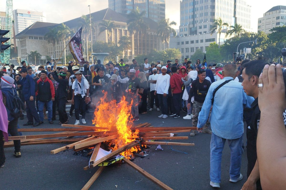 Massa aksi bakar sampah di Patung Kuda, Gambir, Jakarta Pusat, Senin (22/4/2024)