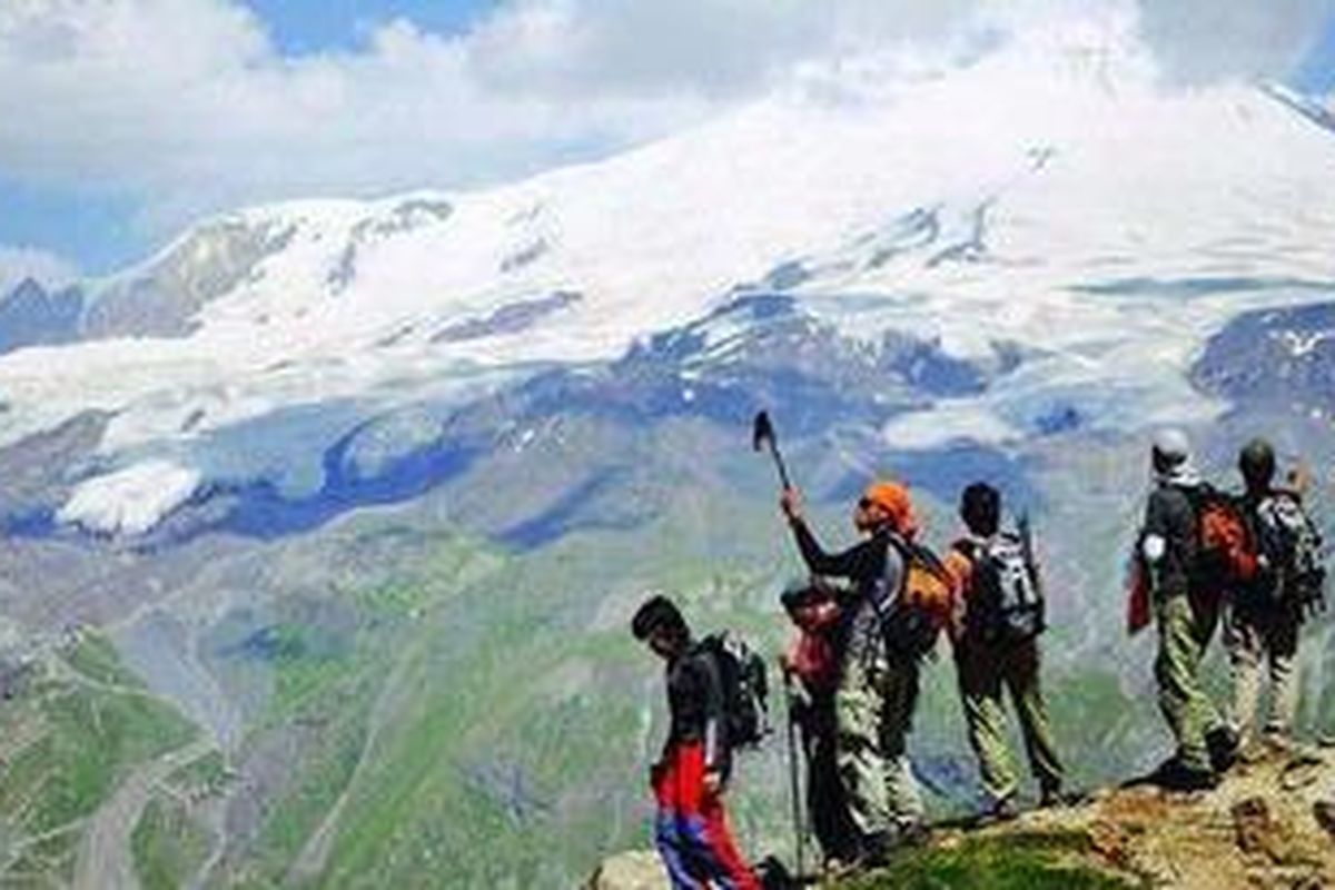 Tim Ekspedisi Tujuh Puncak Dunia dari Wanadri beraklimatisasi atau berlatih menyesuaikan diri dengan ketinggian berkadar oksigen tipis di perbukitan Cheget, Rusia selatan, Selasa (10/8/2010) siang. Aklimatisasi diperlukan guna menunjang pendakian puncak kembar Elbrus (latar belakang), puncak tertinggi di Eropa.