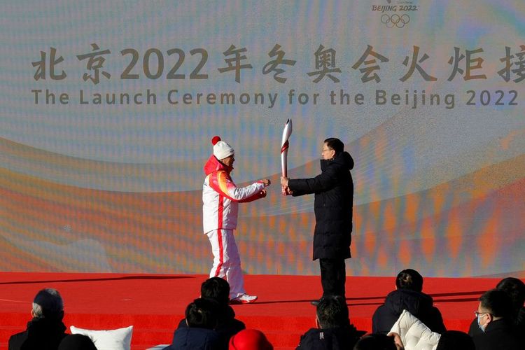 Wakil Perdana Menteri Han Zheng memegang obor Olimpiade Beijing 2022 selama upacara peluncuran di Taman Hutan Olimpiade, Rabu (2/2/2022).