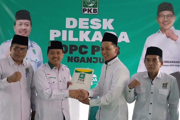 M Burhannul Karim saat menyerahkan formulir pendaftaran Bacabup Nganjuk di DPC PKB Kabupaten Nganjuk, Jumat (24/5/2024)