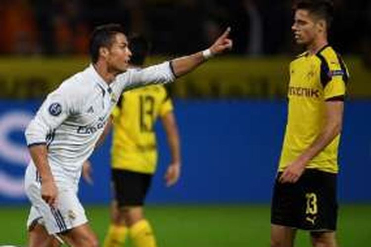 Pemain Borussia Dortmund, Julian Weigl, tampak lesu seusai penyerang Real Madrid, Cristiano Ronaldo, menjebol gawang timnya pada pertandingan Liga Champions di Signal Iduna Park, Selasa (27/9/2016).