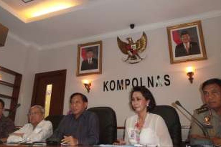 Panitia Seleksi Komisioner Kompolnas saat mengumumkan perpanjangan pendaftaran calon Anggota Kompolnas di Kantor Kompolnas, Senin (15/2/2015).