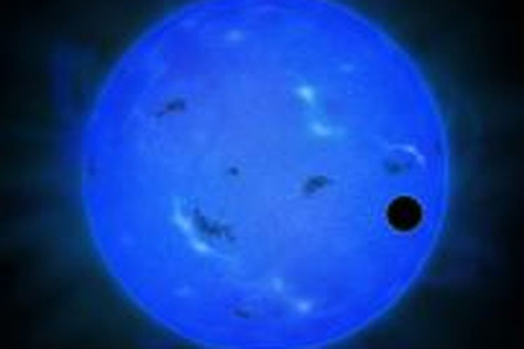 Gliese 1214 b mengelilingi bintangnya yang bermassa rendah, ditunjukkan dalam warna biru. 