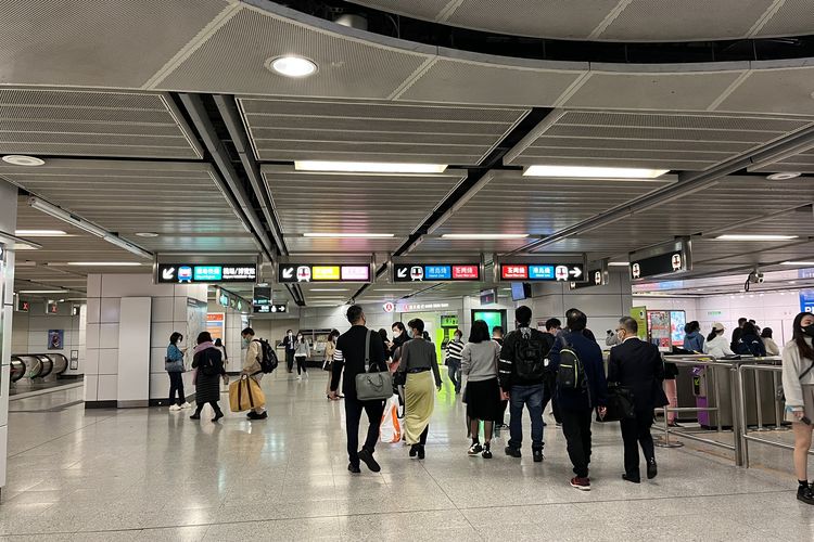 Suasana di dalam stasiun MTR Central, Hong Kong, Rabu (15/2/2022).