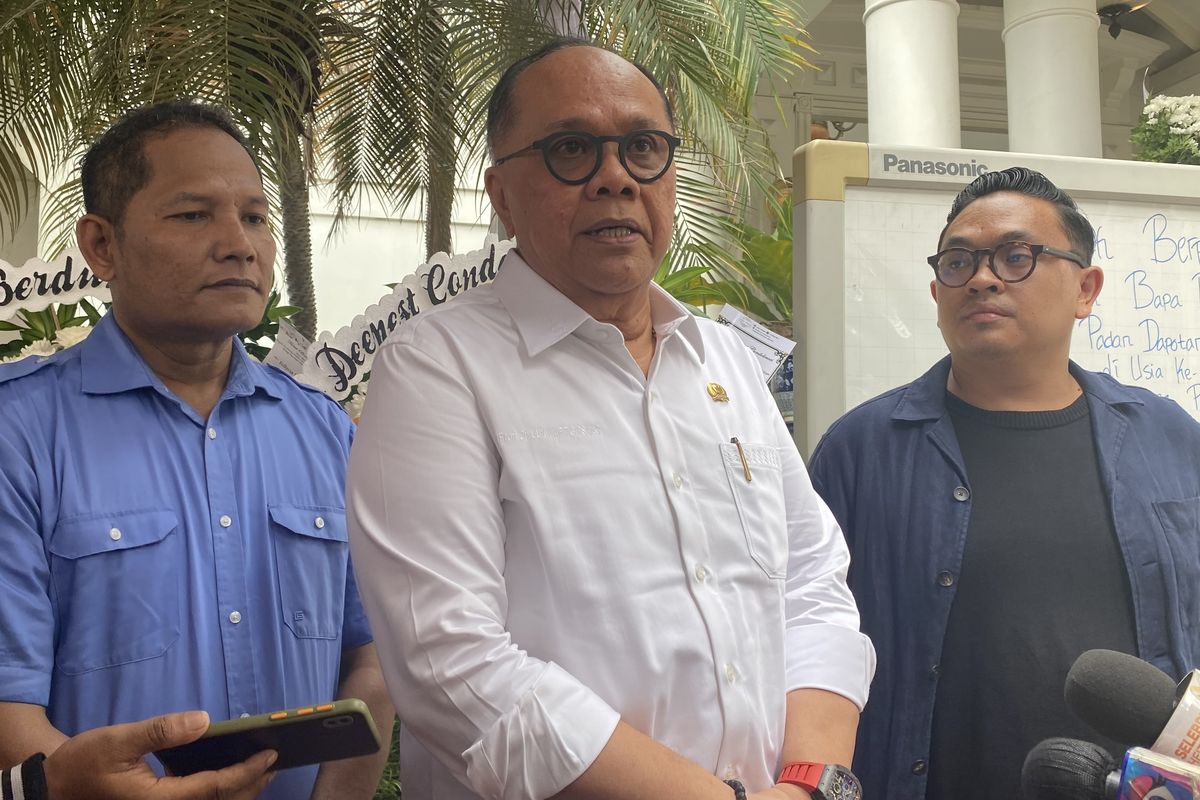 Duta Besar Indonesia Untuk Italia Jusnimart Ginsar melayat ke rumah duka Hotma Sitompul di Cilandak, Jakarta Selatan pada Kamis (17/4/2025).